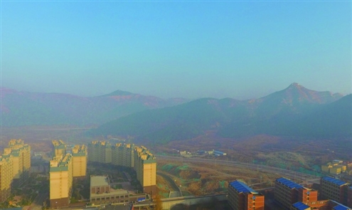 从济南南外环高空俯瞰，画面冷暖色调分明，原来大雾的上面还有蓝天